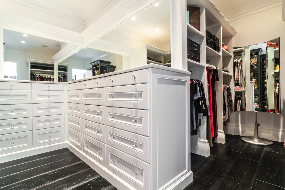 На фото: гардеробная комната в стиле модернизм с белыми фасадами с