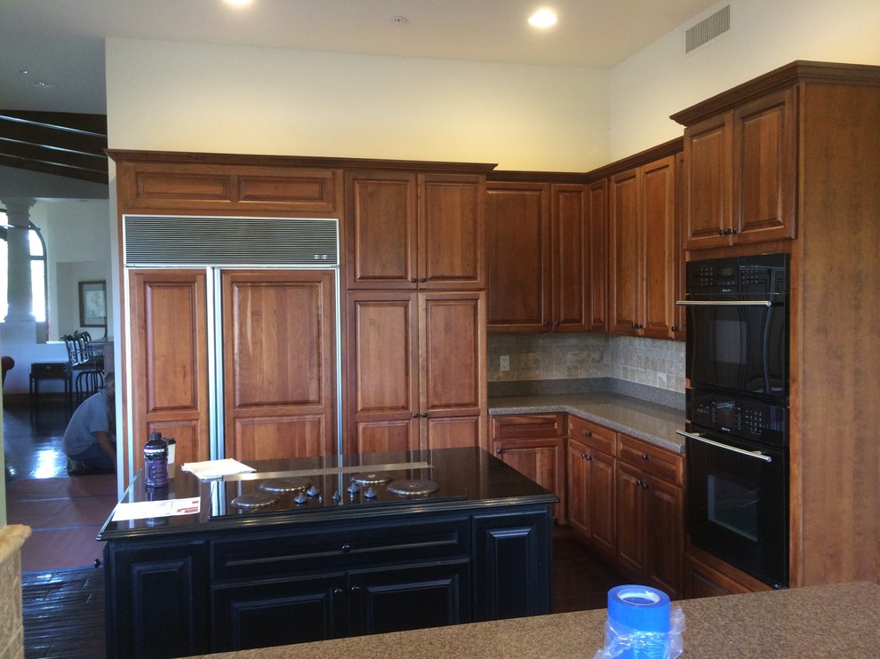 Kitchen - traditional kitchen idea in Phoenix