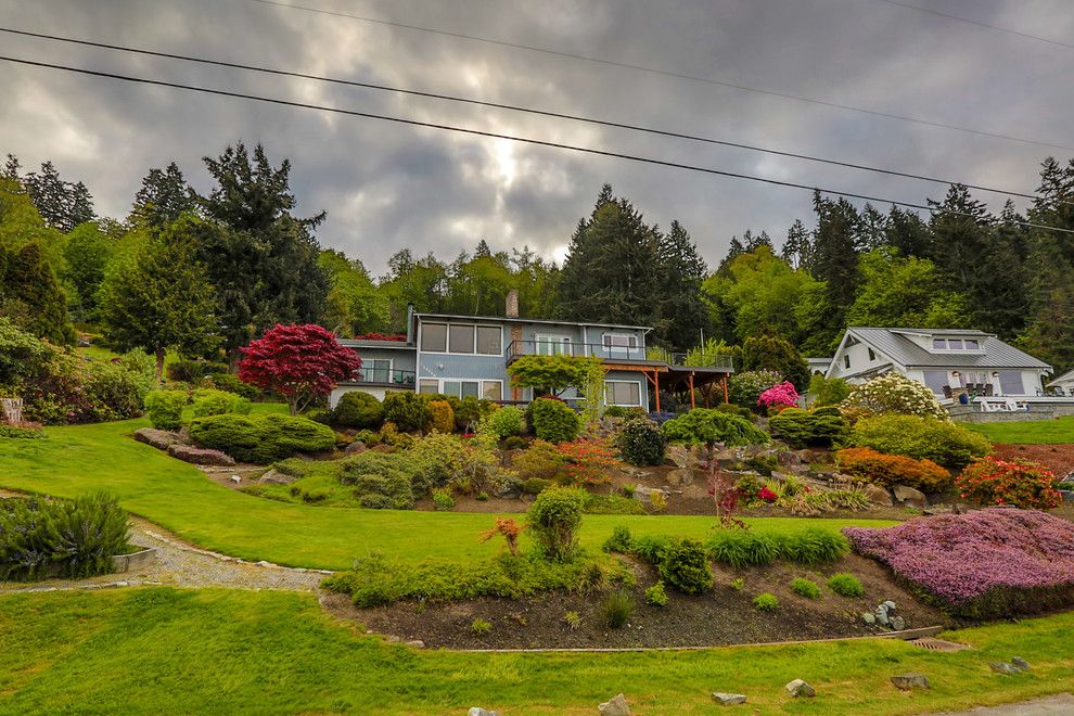 Inspiration for a large coastal side yard deck remodel in Seattle