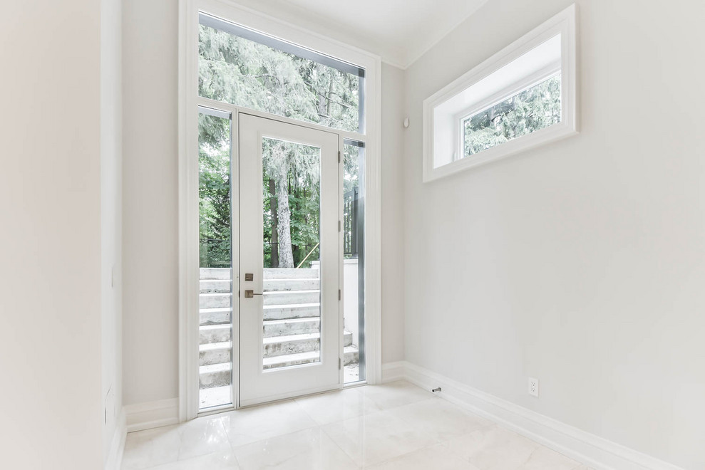 Example of a transitional basement design in Toronto