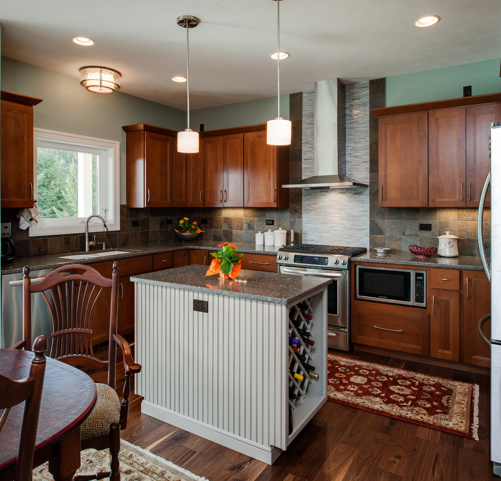 Kitchen - mid-sized transitional kitchen idea