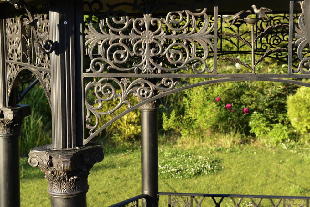 Быстровозводимая беседка из литых элементов в усадьбе