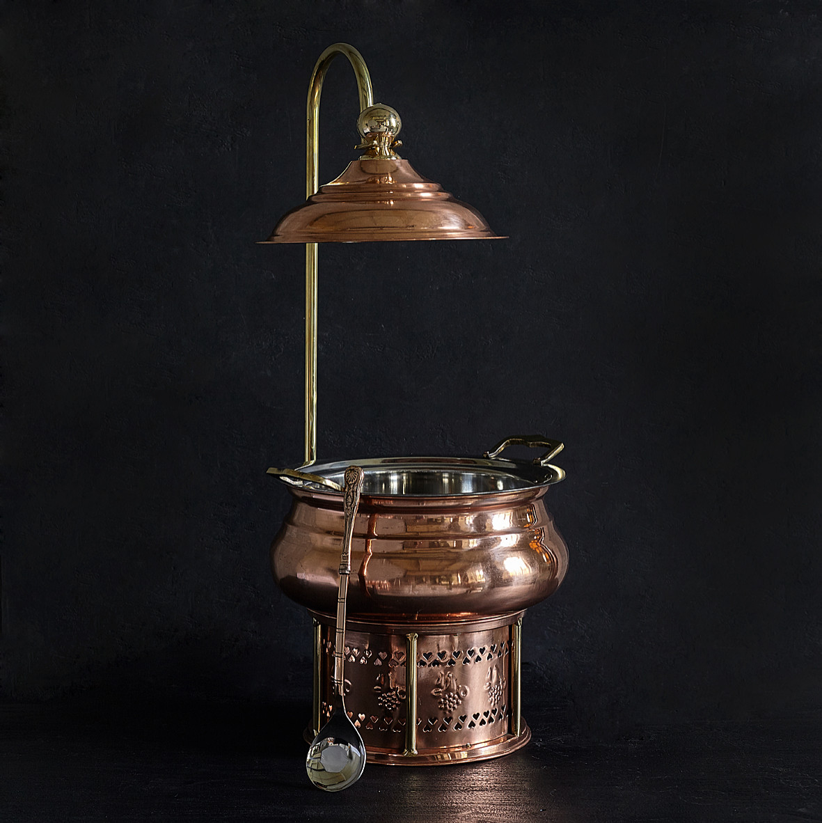 Мармит с крышкой на подставке в комплекте с половником