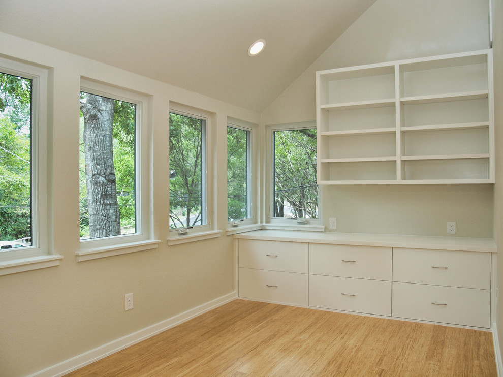 Photo of a transitional home office in Austin.
