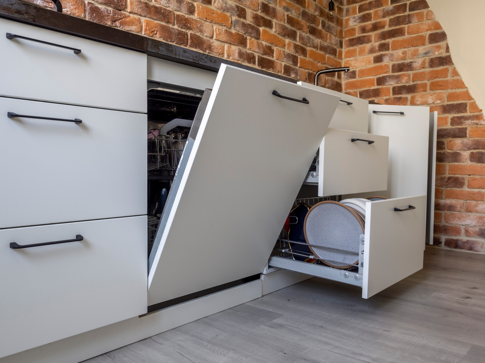 Кухня в стиле неоклассика без верхних модулей