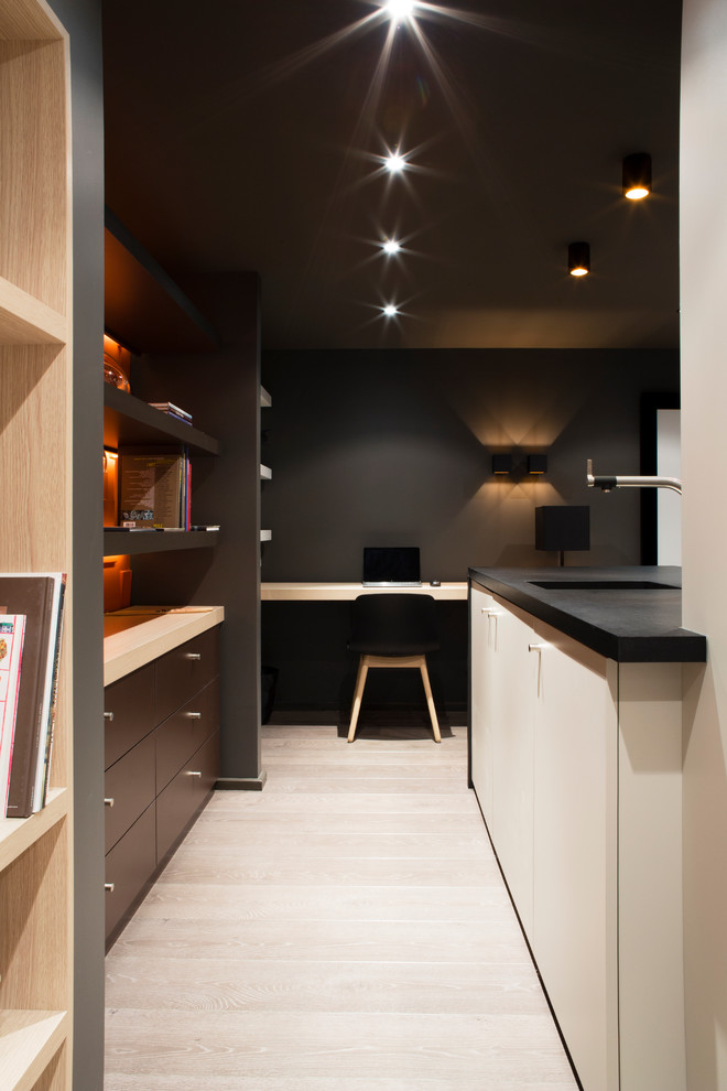 Inspiration for a mid-sized contemporary home office in Grenoble with light hardwood floors.
