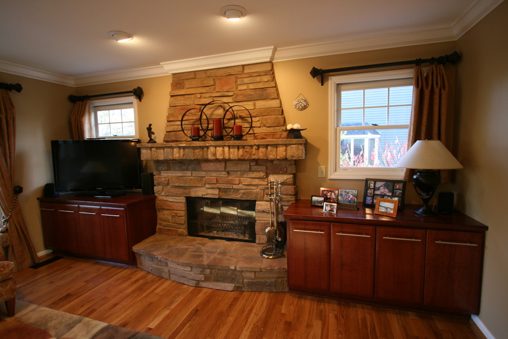 Transitional home design photo in Cincinnati
