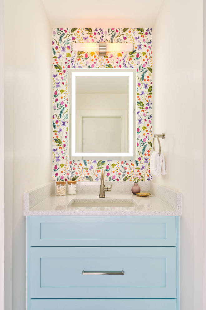 Diseño de cuarto de baño infantil, único y a medida actual pequeño con armarios estilo shaker, lavabo bajoencimera y papel pintado