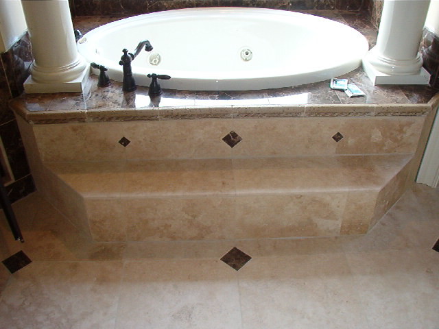 Réalisation d'une salle de bain tradition avec un carrelage beige et des carreaux de céramique.