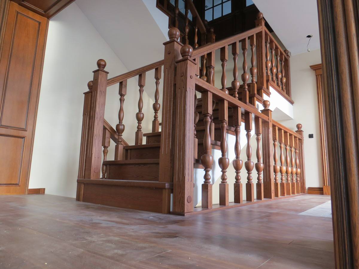 Классическая облицовка лестниц с изящными стойками