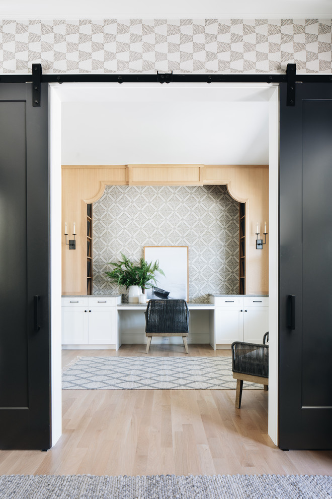 Example of a transitional home design design in Chicago