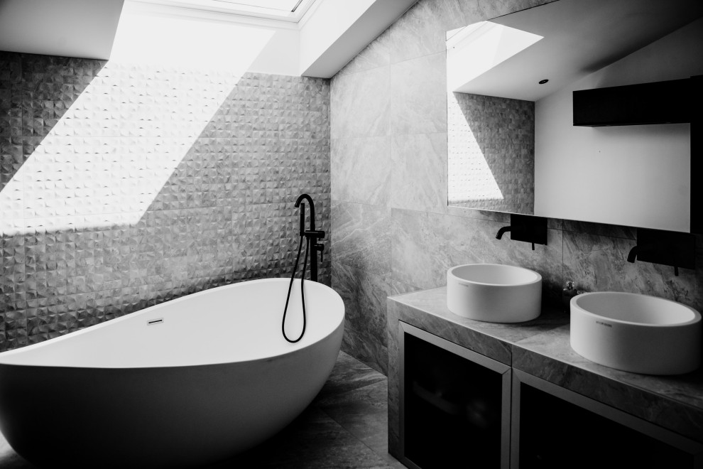 Cette image montre une grande salle de bain blanche et bois design avec un mur blanc et parquet clair.