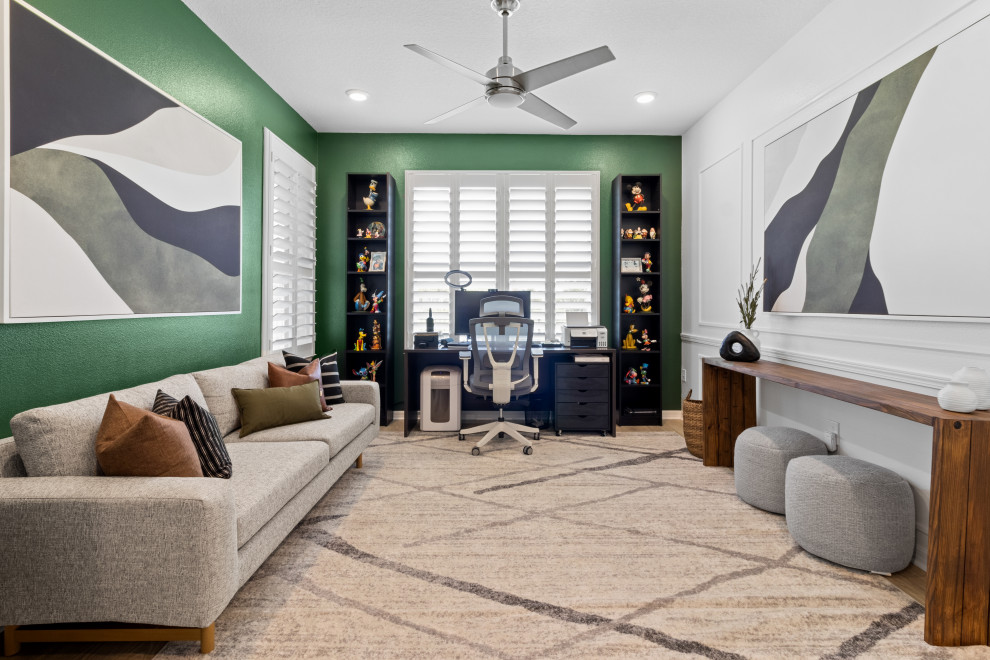 Mittelgroßes Modernes Arbeitszimmer mit Arbeitsplatz, grüner Wandfarbe, Teppichboden, freistehendem Schreibtisch, grauem Boden und vertäfelten Wänden in Orlando