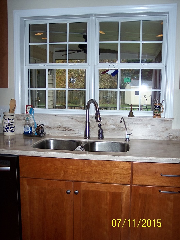 Home design - mid-sized transitional home design idea