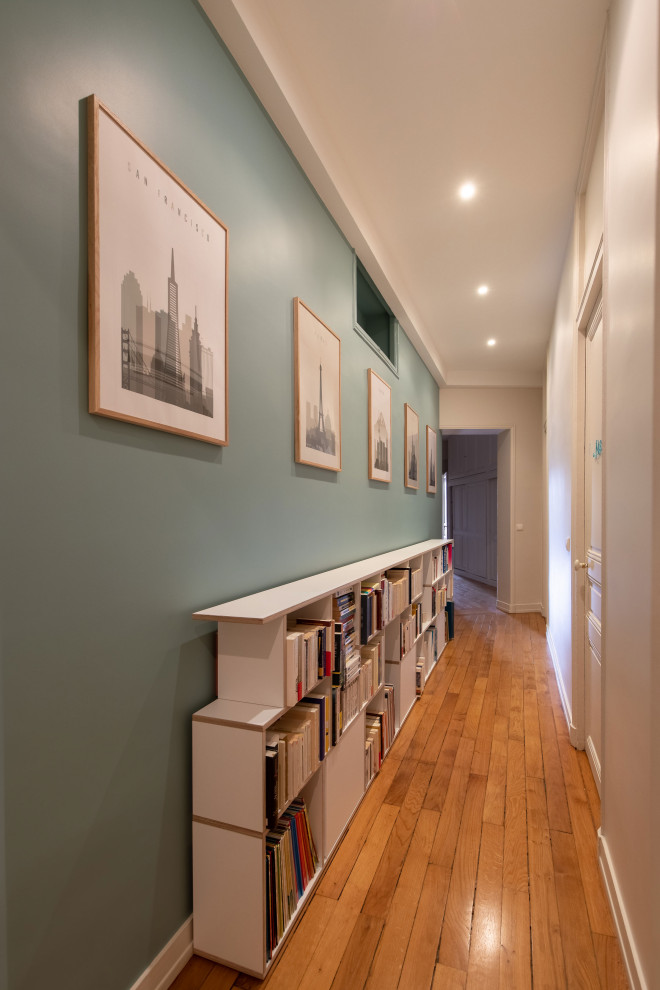 Стильный дизайн: большой коридор в классическом стиле с синими стенами, светлым паркетным полом и бежевым полом - последний тренд