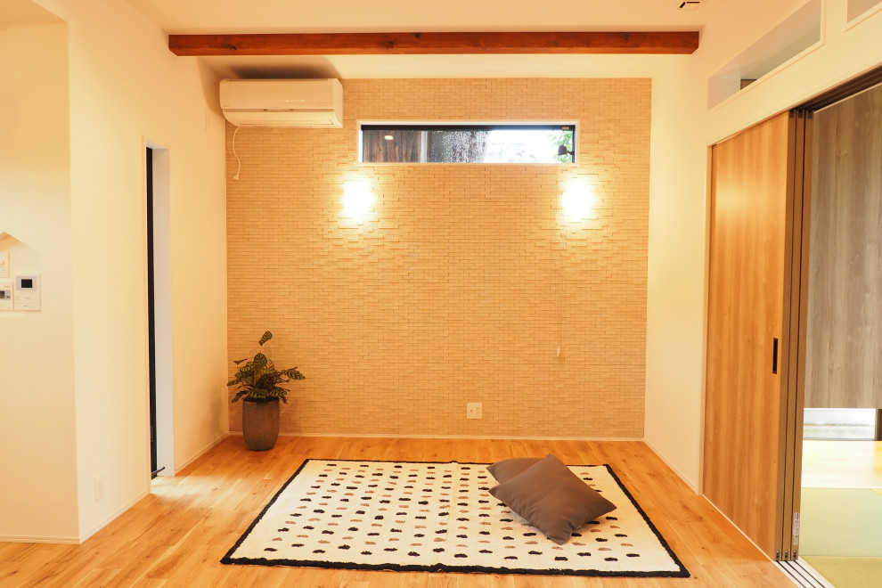 Пример оригинального дизайна: открытая гостиная комната в стиле модернизм с бежевыми стенами, паркетным полом среднего тона, телевизором в углу, коричневым полом, потолком с обоями и акцентной стеной