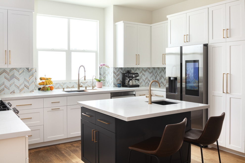 Exempel på ett mellanstort klassiskt vit vitt kök, med en undermonterad diskho, skåp i shakerstil, vita skåp, bänkskiva i kvarts, grått stänkskydd, stänkskydd i marmor, rostfria vitvaror, mellanmörkt trägolv, en köksö och gult golv