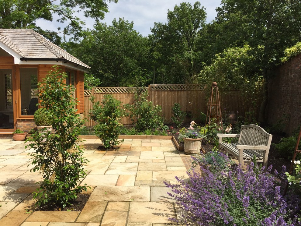 This is an example of a mid-sized contemporary garden in Hampshire.