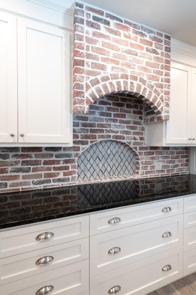 Kitchen - transitional kitchen idea in Houston