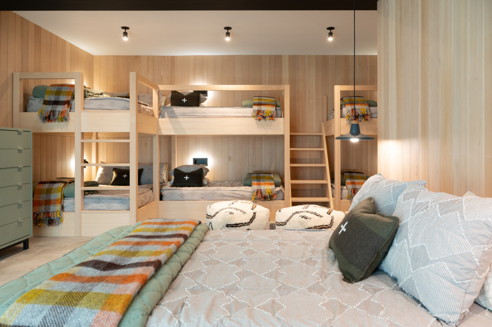 Neutrales Nordisches Kinderzimmer mit Schlafplatz, beiger Wandfarbe, beigem Boden und Holzwänden in Seattle