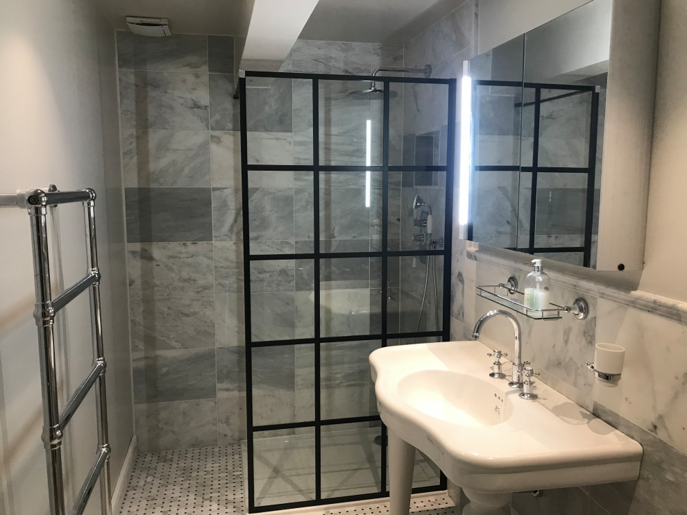 Diseño de cuarto de baño único y gris y negro moderno de tamaño medio con ducha abierta, sanitario de una pieza, paredes blancas, suelo con mosaicos de baldosas, aseo y ducha, suelo blanco y ducha abierta