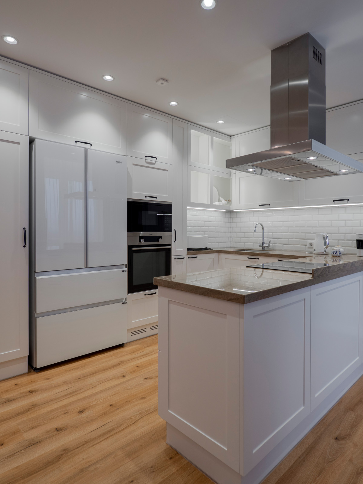 Стильная неоклассическая кухне в белом цвете