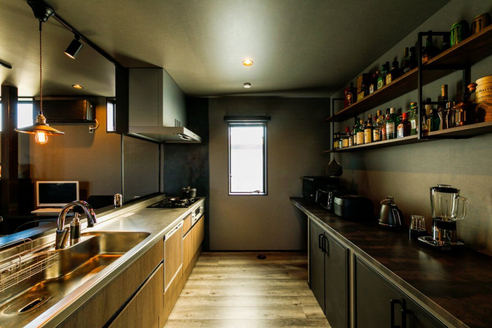 Стильный дизайн: прямая кухня-гостиная среднего размера в стиле лофт с монолитной мойкой, плоскими фасадами, коричневыми фасадами, черной техникой, светлым паркетным полом, островом, коричневым полом и потолком с обоями - последний тренд