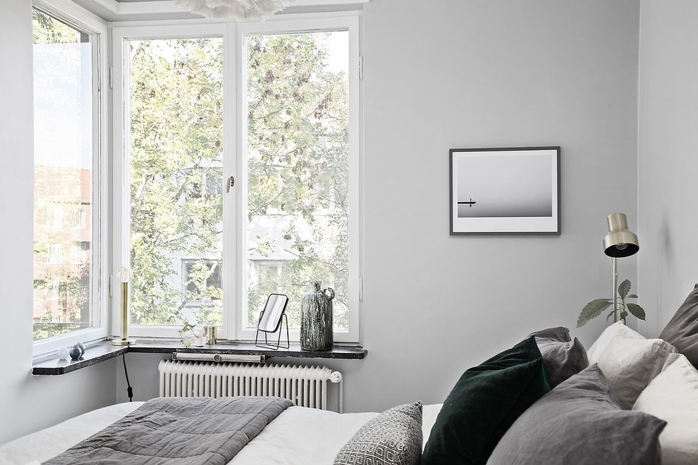 Inspiration for a small scandinavian master bedroom in Gothenburg.