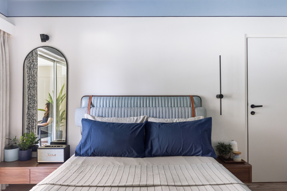 Photo of a contemporary bedroom in Mumbai.