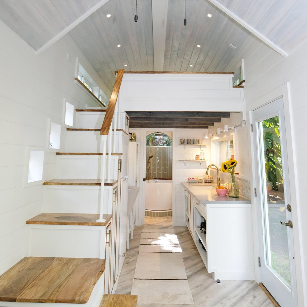На фото: маленькая угловая деревянная лестница в морском стиле с деревянными ступенями, деревянными перилами и стенами из вагонки для на участке и в саду