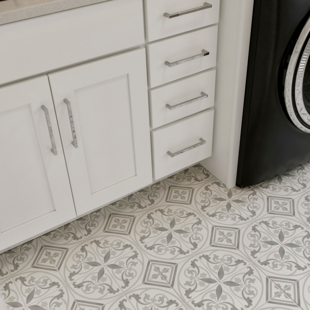 Idéer för mellanstora maritima vitt tvättstugor enbart för tvätt, med en undermonterad diskho, skåp i shakerstil, vita skåp, bänkskiva i kvarts, vitt stänkskydd, vita väggar, klinkergolv i keramik, en tvättmaskin och torktumlare bredvid varandra och vitt golv
