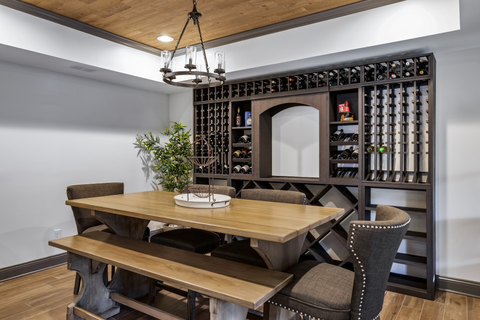 Ispirazione per una sala da pranzo classica di medie dimensioni con pavimento in gres porcellanato e pavimento marrone