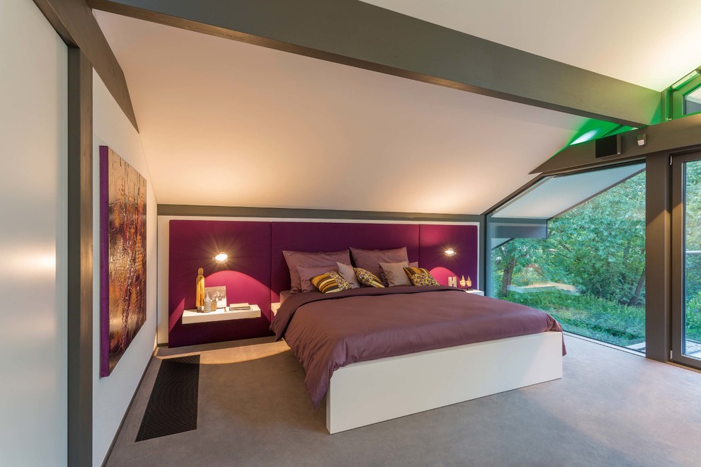 Hauptschlafzimmer mit weißer Wandfarbe, Teppichboden und grauem Boden in Stuttgart