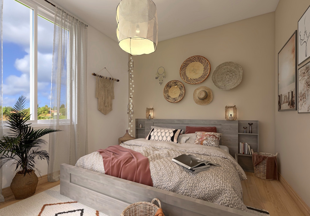 Modelo de dormitorio principal y beige y blanco tropical de tamaño medio con paredes beige, suelo de madera clara y suelo beige