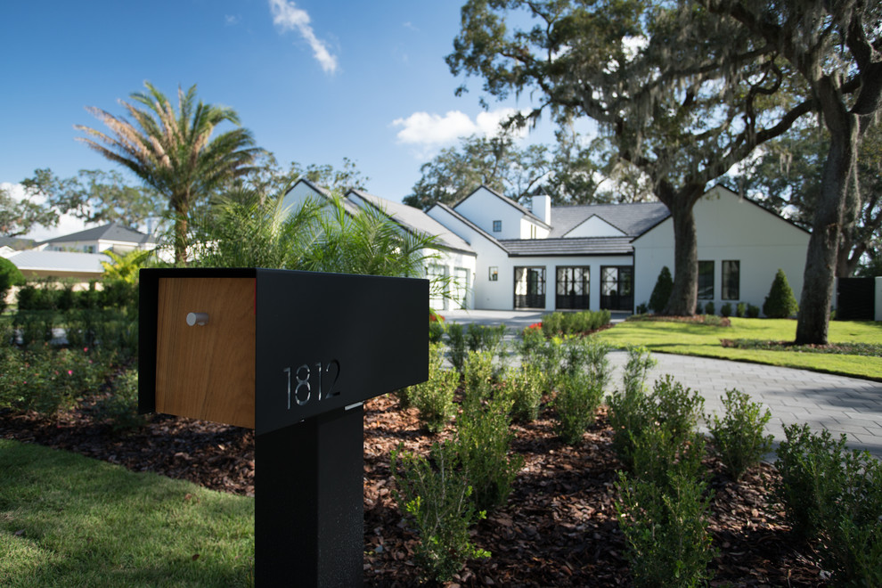 Transitional home design photo in Orlando