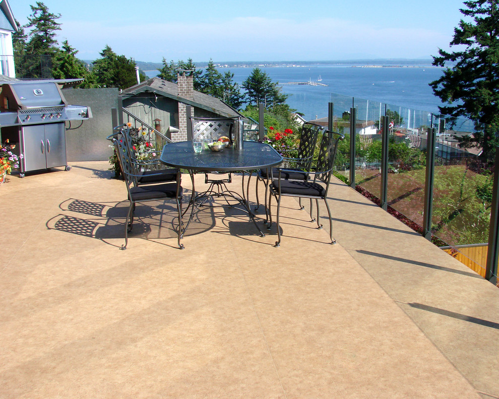 Inspiration for a modern deck in Vancouver.