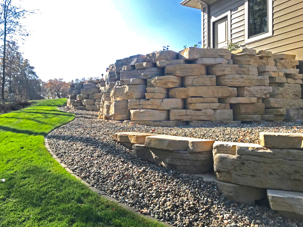 Example of a mountain style home design design in Cedar Rapids