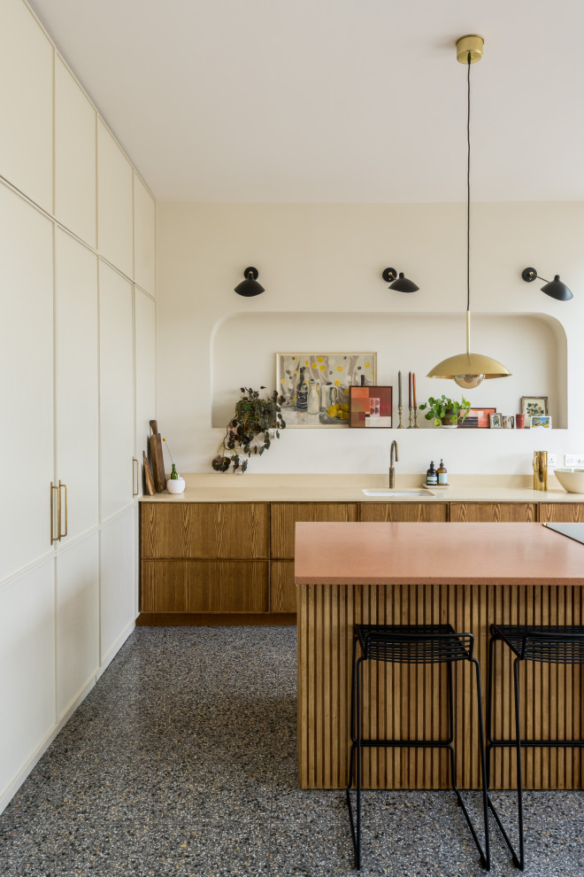Idéer för mellanstora funkis rosa kök, med en integrerad diskho, luckor med infälld panel, skåp i mellenmörkt trä, bänkskiva i koppar, beige stänkskydd, stänkskydd i skiffer, integrerade vitvaror, klinkergolv i keramik, en köksö och grått golv