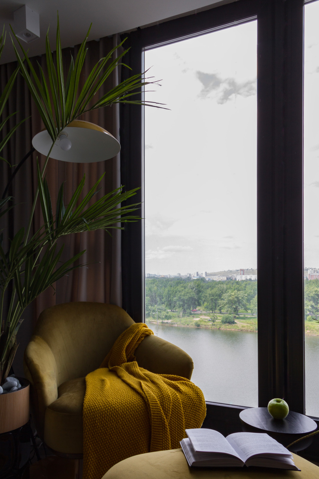 Мастер-спальня с присоединенным балконом с видом на Енисей