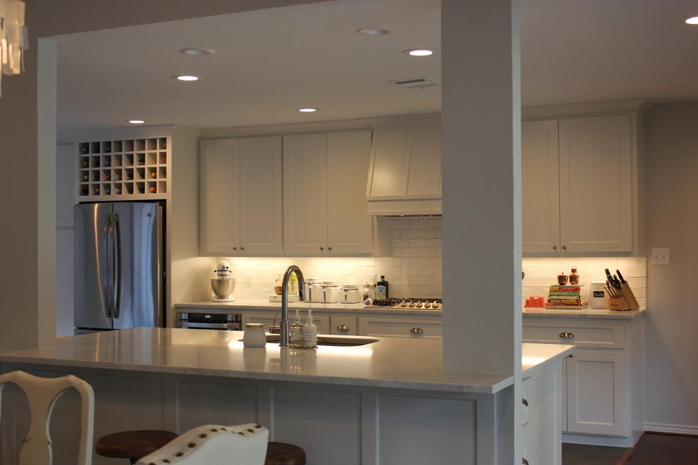 Kitchen - transitional kitchen idea in Dallas