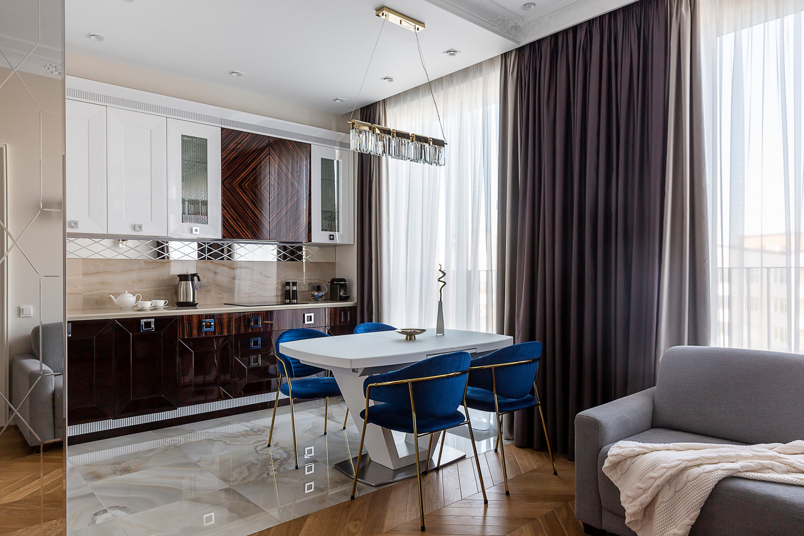 Кухня-гостиная. Вид на зону кухни.