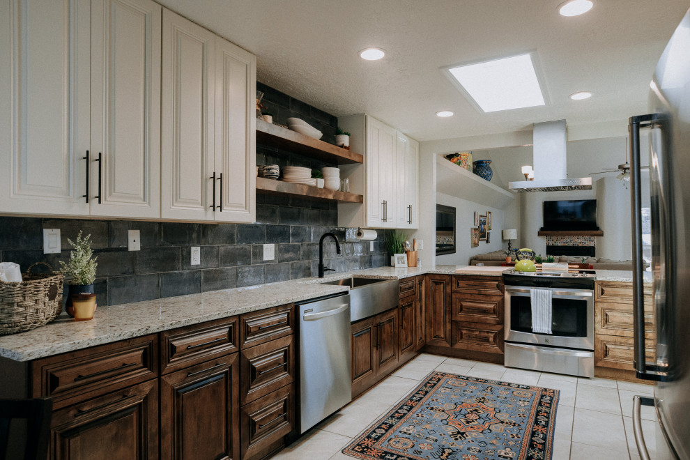 Modern inredning av ett mellanstort flerfärgad flerfärgat kök, med en rustik diskho, skåp i mörkt trä, blått stänkskydd, stänkskydd i glaskakel, rostfria vitvaror, mörkt trägolv och brunt golv