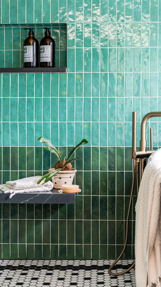 Bild på ett mellanstort eklektiskt brun brunt en-suite badrum, med släta luckor, skåp i mellenmörkt trä, ett badkar med tassar, en dusch/badkar-kombination, grön kakel, porslinskakel, vita väggar, klinkergolv i porslin, ett nedsänkt handfat, träbänkskiva, svart golv och med dusch som är öppen