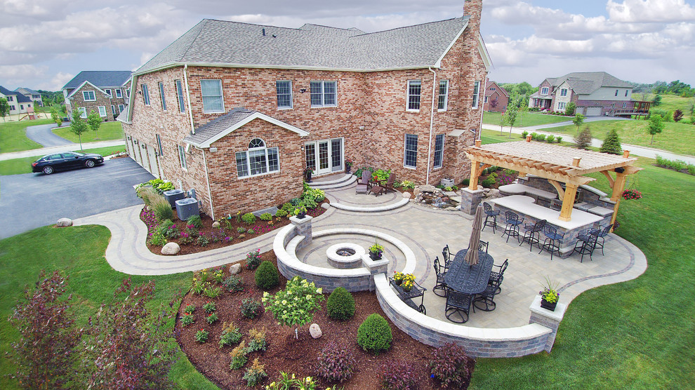 Example of a transitional patio design in Chicago