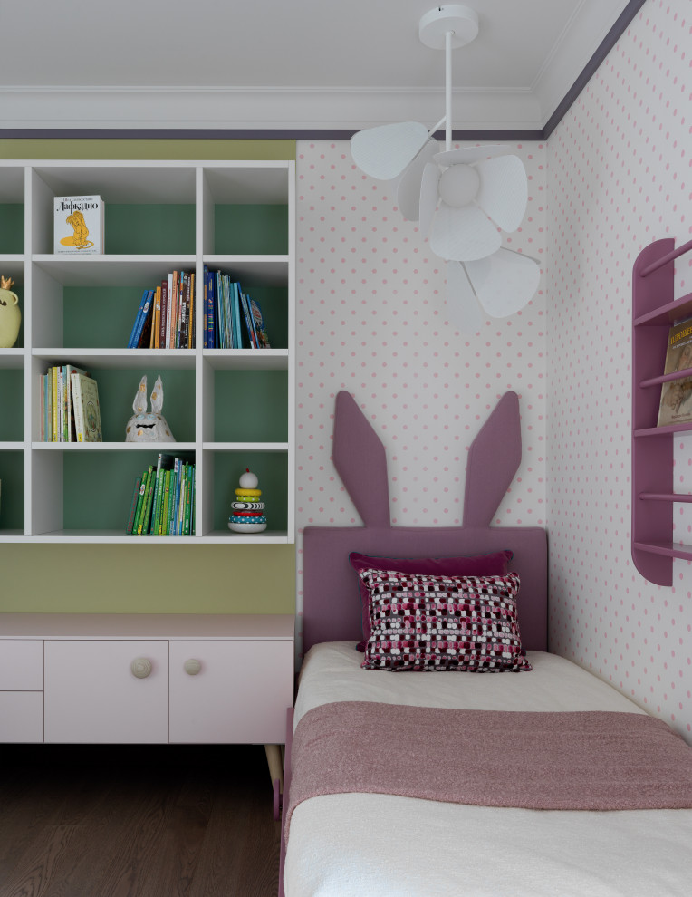 This is an example of a medium sized traditional kids' bedroom in Moscow.