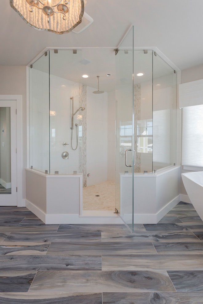 Maritimes Badezimmer mit freistehender Badewanne, offener Dusche, weißen Fliesen, Mosaikfliesen, grauer Wandfarbe, dunklem Holzboden, grauem Boden, Falttür-Duschabtrennung und Wäscheaufbewahrung in Tampa