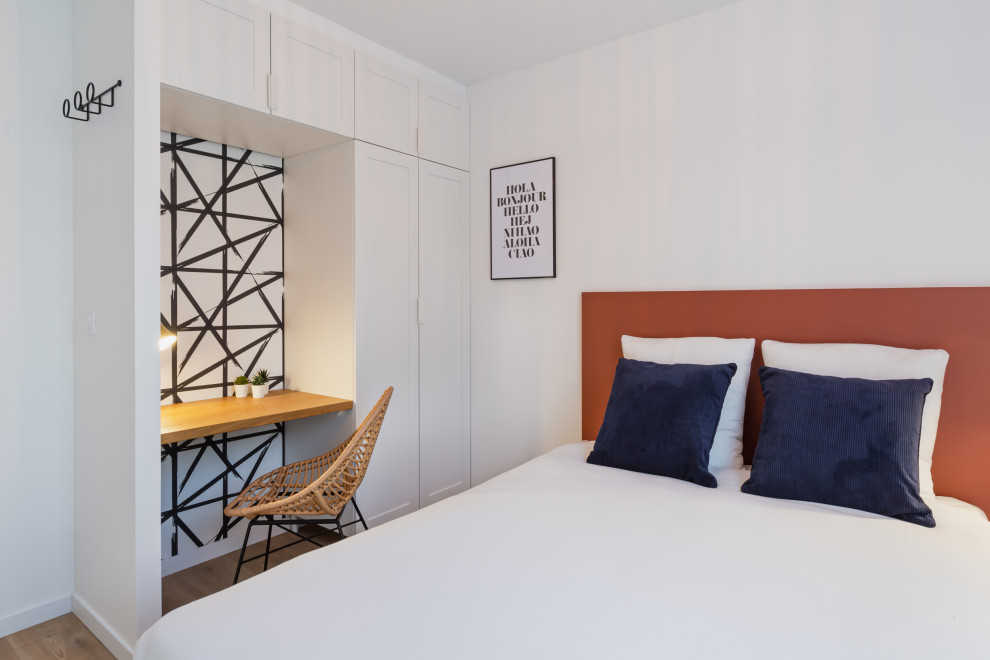 Inspiration för små minimalistiska gästrum, med vita väggar och ljust trägolv