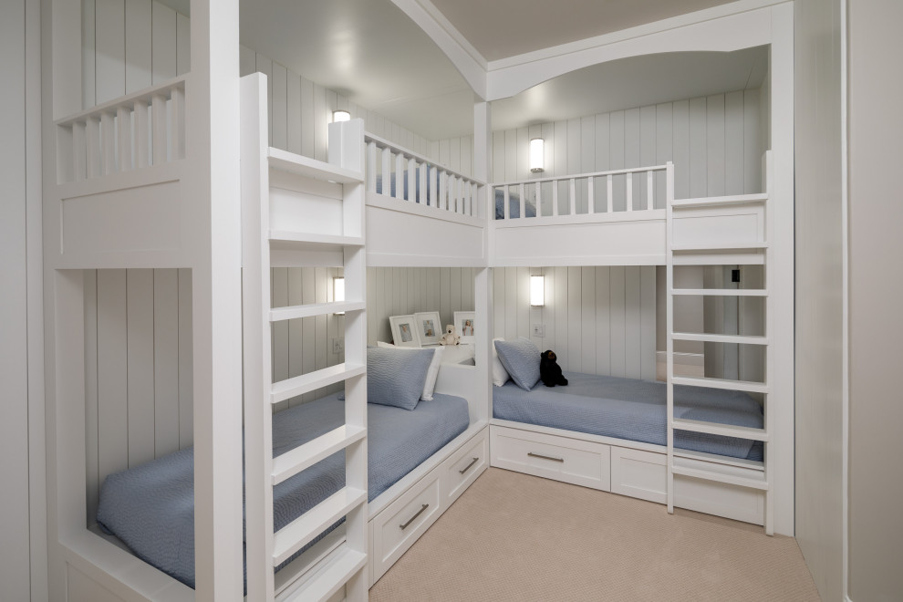 Cette image montre une chambre d'enfant de 4 à 10 ans traditionnelle de taille moyenne avec un mur blanc, moquette, un sol beige et du lambris.