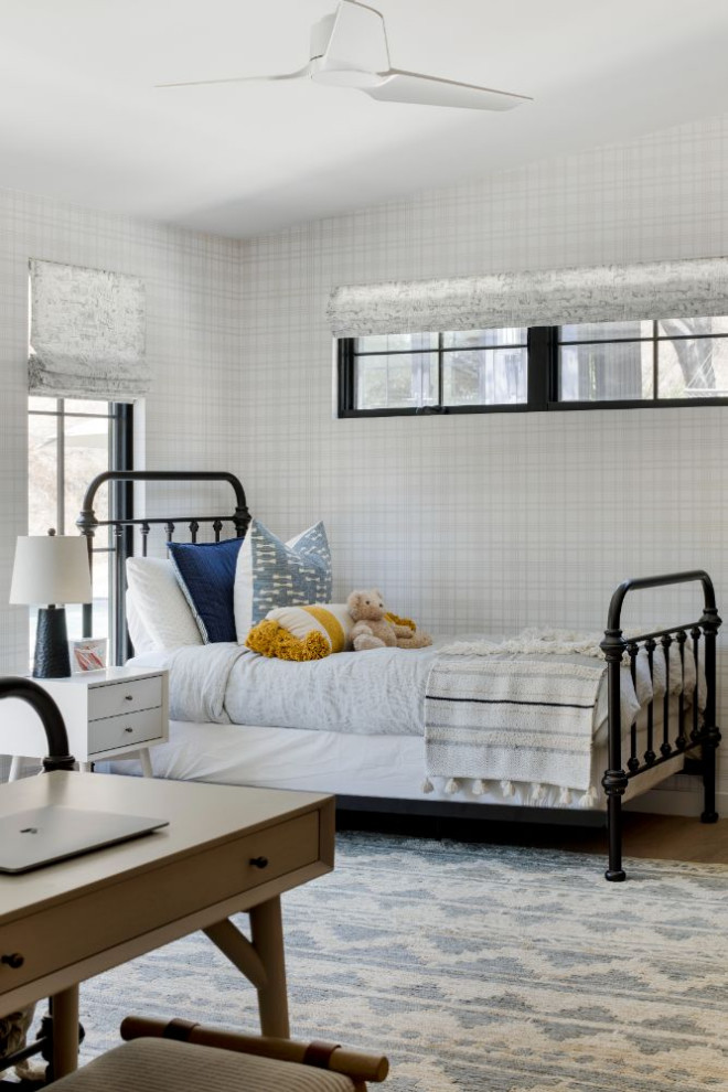 Foto de dormitorio infantil contemporáneo de tamaño medio con paredes blancas y suelo de madera en tonos medios