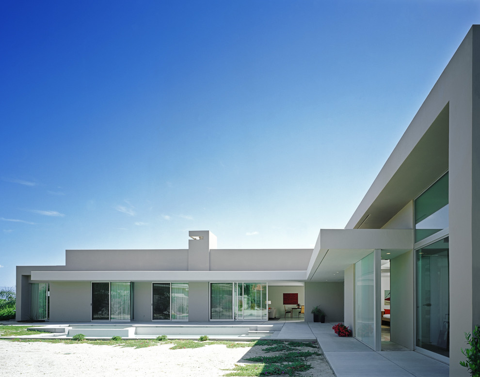 Large modern one-storey white house exterior in Los Angeles with a flat roof.